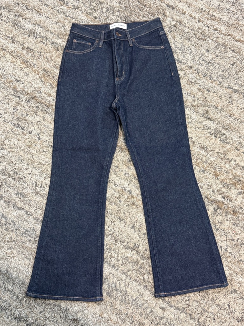 Aritzia denim forum dark wash, slight flare jeans sz 29 (27in inseam)